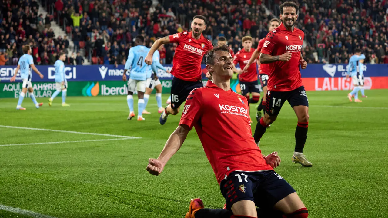 Los jugadores de Osasuna celebran el gol de Ante Budimir (1-1) durante el partido de La Liga EA Sports entre CA Osasuna y RC Celta disputado en el estadio de El Sadar en Pamplona. IÑIGO ALZUGARAY