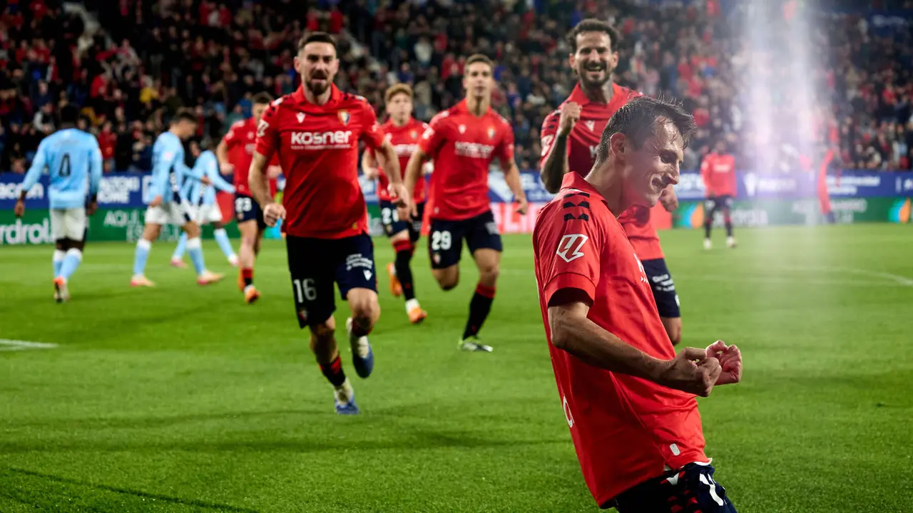 Los jugadores de Osasuna celebran el gol de Ante Budimir (1-1) durante el partido de La Liga EA Sports entre CA Osasuna y RC Celta disputado en el estadio de El Sadar en Pamplona. IÑIGO ALZUGARAY