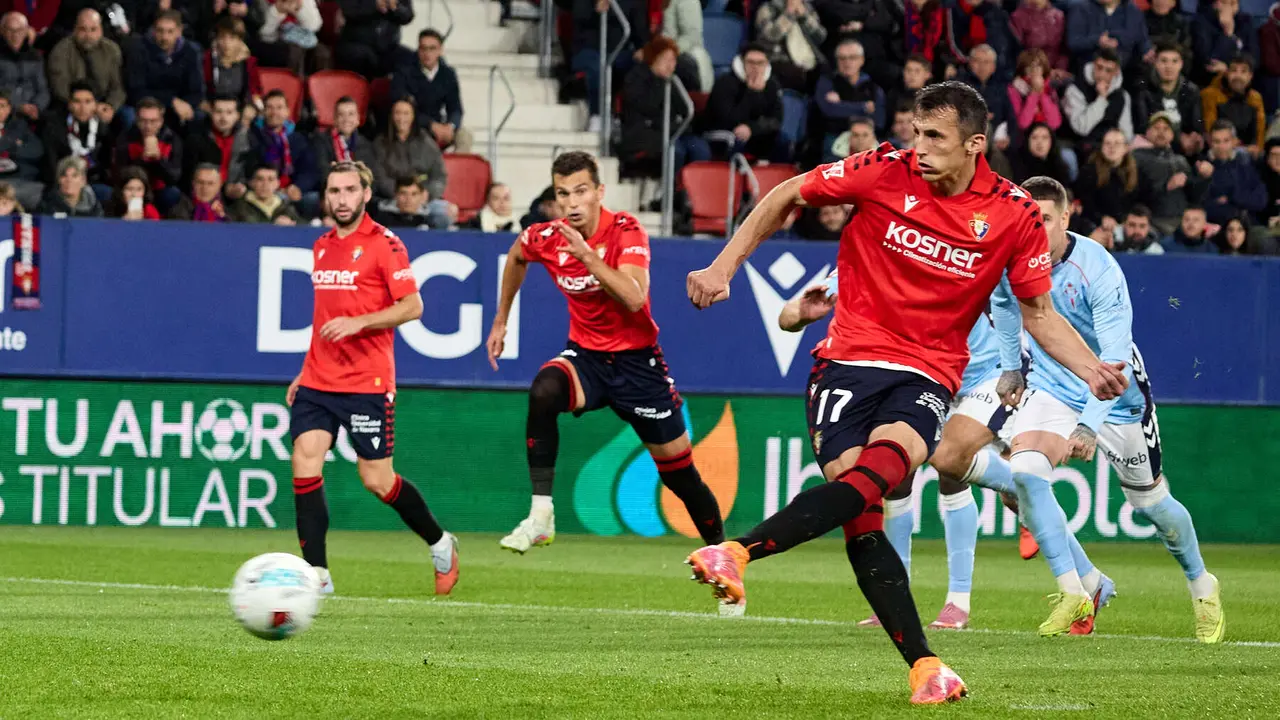 Los jugadores de Osasuna celebran el gol de Ante Budimir (1-1) durante el partido de La Liga EA Sports entre CA Osasuna y RC Celta disputado en el estadio de El Sadar en Pamplona. IÑIGO ALZUGARAY