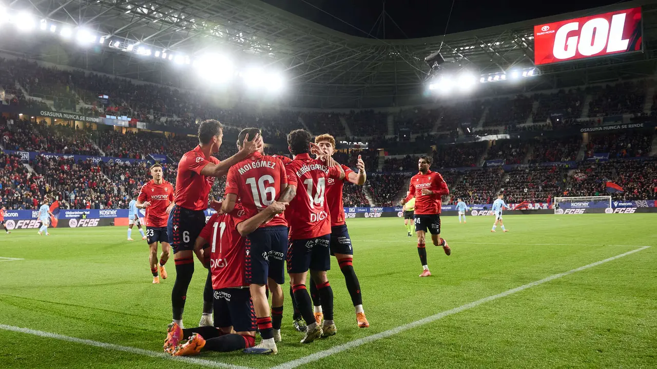 Los jugadores de Osasuna celebran el gol de Ante Budimir (1-1) durante el partido de La Liga EA Sports entre CA Osasuna y RC Celta disputado en el estadio de El Sadar en Pamplona. IÑIGO ALZUGARAY