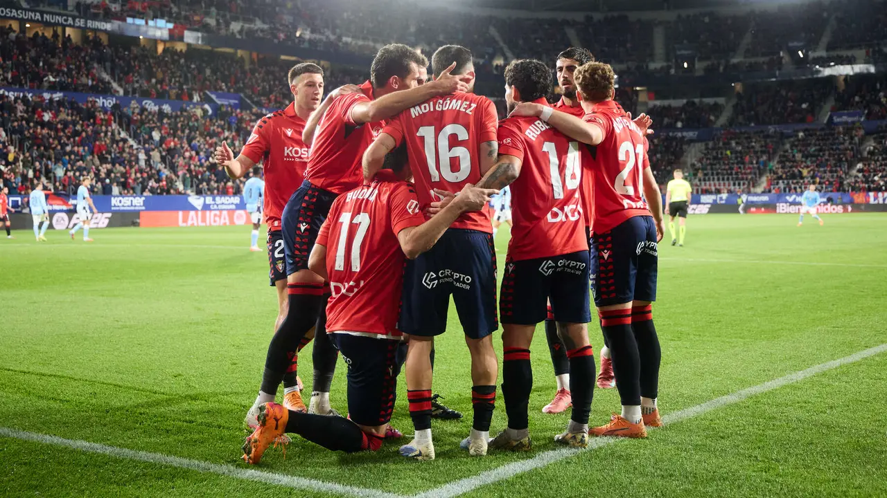 Los jugadores de Osasuna celebran el gol de Ante Budimir (1-1) durante el partido de La Liga EA Sports entre CA Osasuna y RC Celta disputado en el estadio de El Sadar en Pamplona. IÑIGO ALZUGARAY