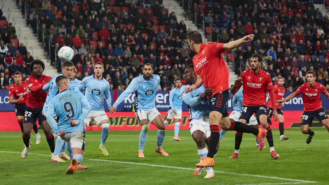 Los jugadores de Osasuna celebran el gol de Ante Budimir (2-1) durante el partido de La Liga EA Sports entre CA Osasuna y RC Celta disputado en el estadio de El Sadar en Pamplona. IÑIGO ALZUGARAY