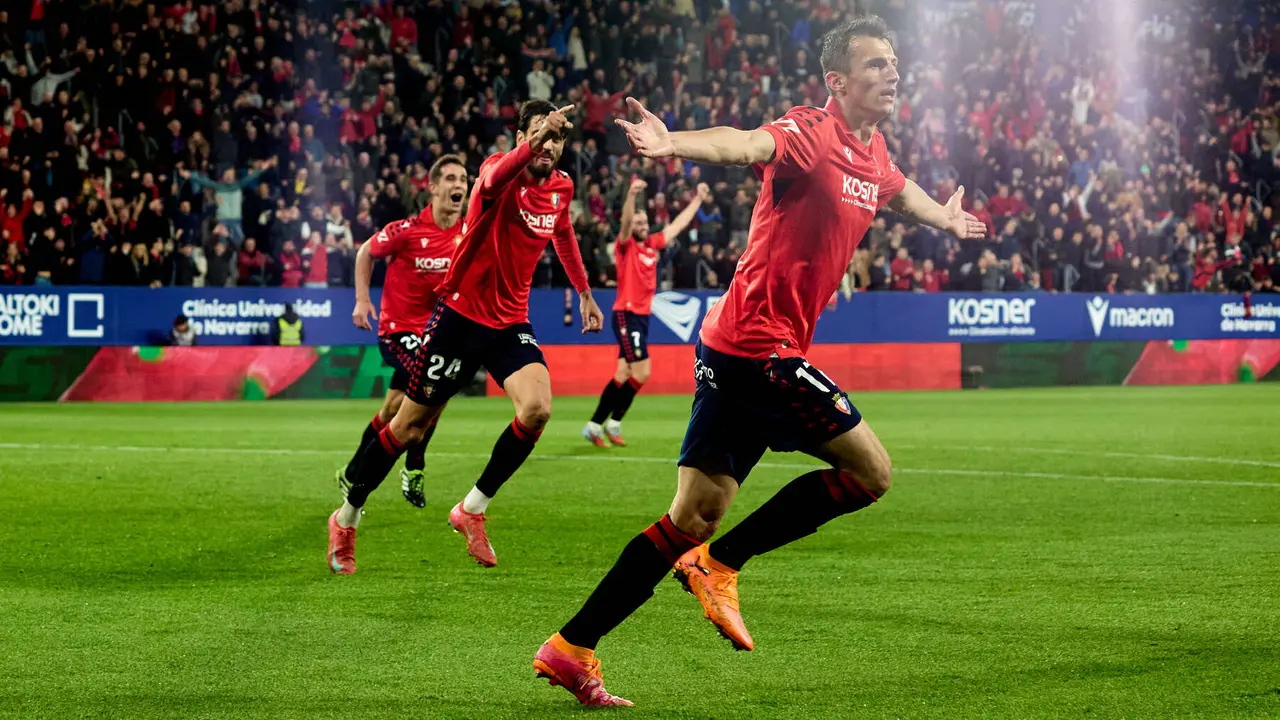 Los jugadores de Osasuna celebran el gol de Ante Budimir (2-1) durante el partido de La Liga EA Sports entre CA Osasuna y RC Celta disputado en el estadio de El Sadar en Pamplona. IÑIGO ALZUGARAY