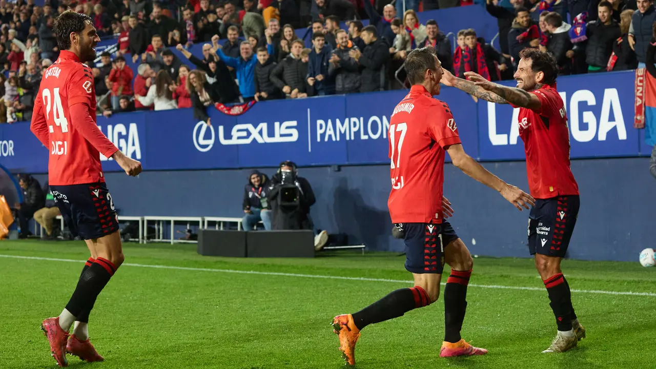 Los jugadores de Osasuna celebran el gol de Ante Budimir (2-1) durante el partido de La Liga EA Sports entre CA Osasuna y RC Celta disputado en el estadio de El Sadar en Pamplona. IÑIGO ALZUGARAY