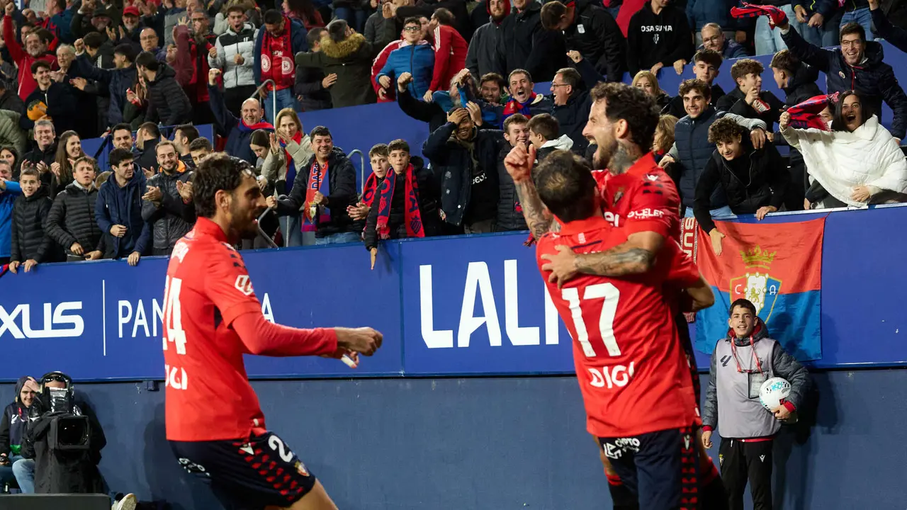 Los jugadores de Osasuna celebran el gol de Ante Budimir (2-1) durante el partido de La Liga EA Sports entre CA Osasuna y RC Celta disputado en el estadio de El Sadar en Pamplona. IÑIGO ALZUGARAY