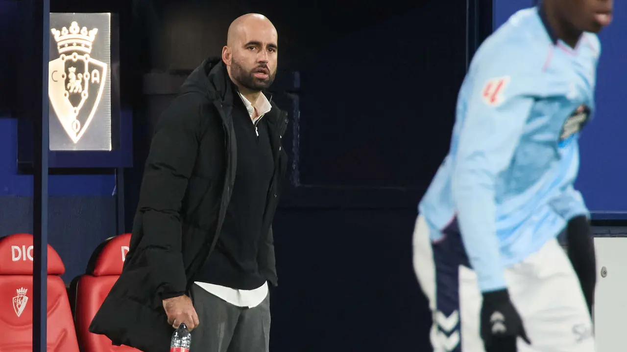 Claudio Giráldez (entrenador RC Celta) durante el partido de La Liga EA Sports entre CA Osasuna y RC Celta disputado en el estadio de El Sadar en Pamplona. IÑIGO ALZUGARAY