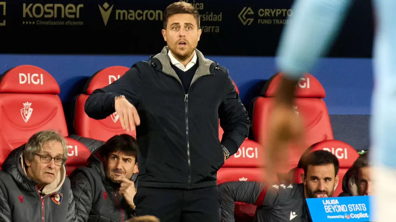 Alessio Lisci (entrenador CA Osasuna) durante el partido de La Liga EA Sports entre CA Osasuna y RC Celta disputado en el estadio de El Sadar en Pamplona. IÑIGO ALZUGARAY