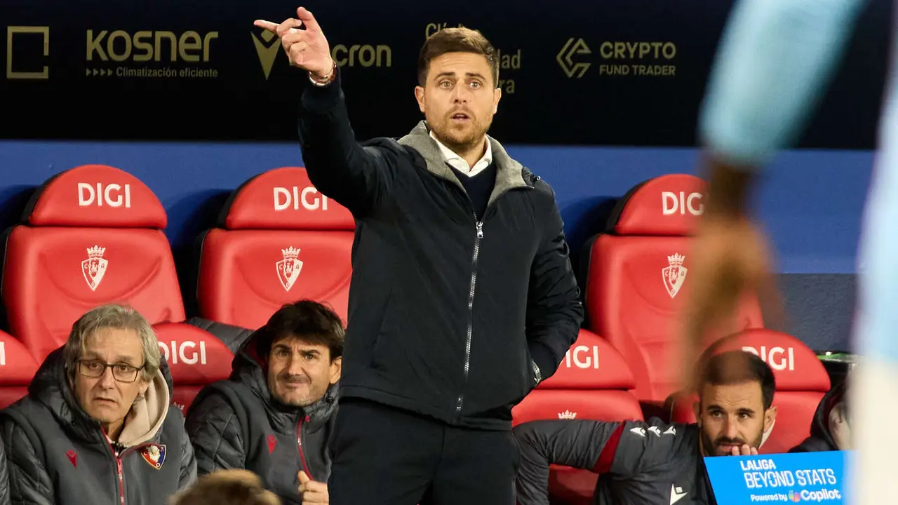 Alessio Lisci (entrenador CA Osasuna) durante el partido de La Liga EA Sports entre CA Osasuna y RC Celta disputado en el estadio de El Sadar en Pamplona. IÑIGO ALZUGARAY