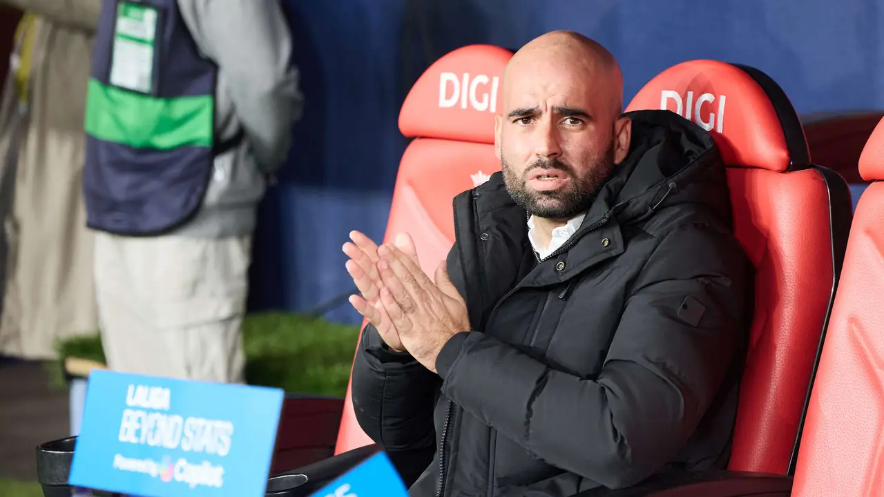 Claudio Giráldez (entrenador RC Celta) durante el partido de La Liga EA Sports entre CA Osasuna y RC Celta disputado en el estadio de El Sadar en Pamplona. IÑIGO ALZUGARAY