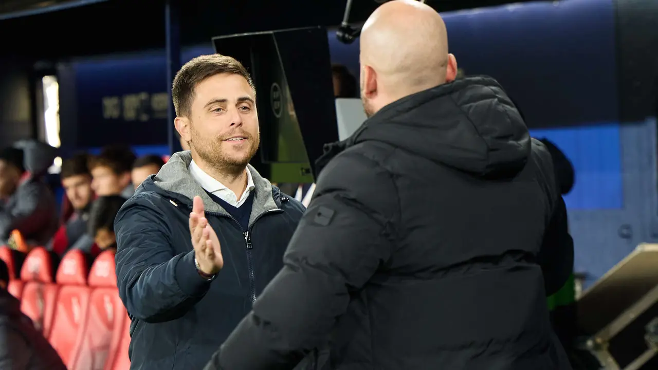 Alessio Lisci (entrenador CA Osasuna) y Claudio Giráldez (entrenador RC Celta) durante el partido de La Liga EA Sports entre CA Osasuna y RC Celta disputado en el estadio de El Sadar en Pamplona. IÑIGO ALZUGARAY