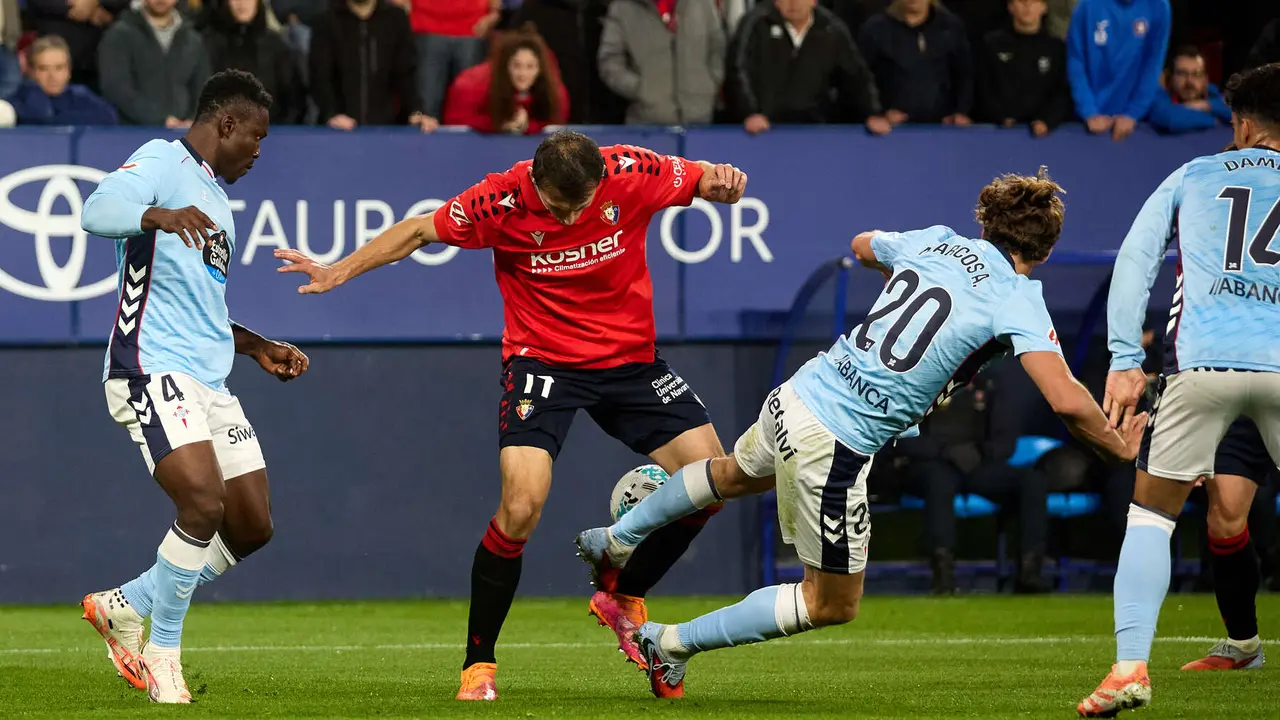 Joseph Aidoo (4. RC Celta), Ante Budimir (17. CA Osasuna) y Marcos Alonso (20. RC Celta) durante el partido de La Liga EA Sports entre CA Osasuna y RC Celta disputado en el estadio de El Sadar en Pamplona. IÑIGO ALZUGARAY