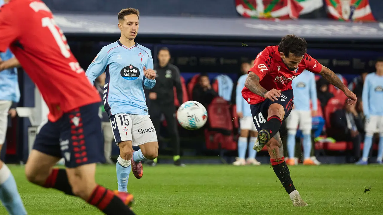 Bryan Zaragoza (15. RC Celta) y Rubén García (14. CA Osasuna) durante el partido de La Liga EA Sports entre CA Osasuna y RC Celta disputado en el estadio de El Sadar en Pamplona. IÑIGO ALZUGARAY