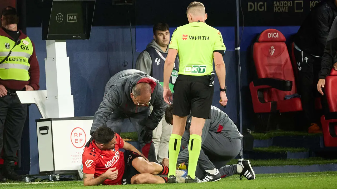 Moi Gómez (16. CA Osasuna) y Alejandro Hernández (árbitro del partido) durante el partido de La Liga EA Sports entre CA Osasuna y RC Celta disputado en el estadio de El Sadar en Pamplona. IÑIGO ALZUGARAY