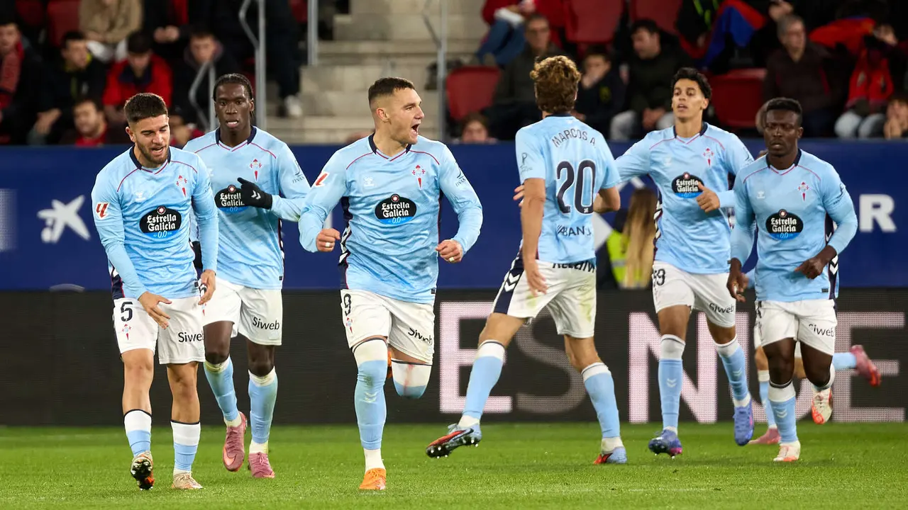 Los jugadores del Celta celebran el gol de Ferran Jutglà (2-2) durante el partido de La Liga EA Sports entre CA Osasuna y RC Celta disputado en el estadio de El Sadar en Pamplona. IÑIGO ALZUGARAY