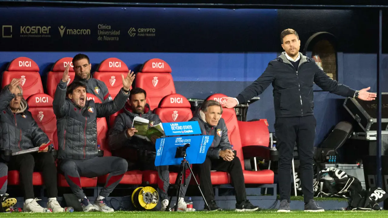 Alessio Lisci (entrenador CA Osasuna) durante el partido de La Liga EA Sports entre CA Osasuna y RC Celta disputado en el estadio de El Sadar en Pamplona. IÑIGO ALZUGARAY