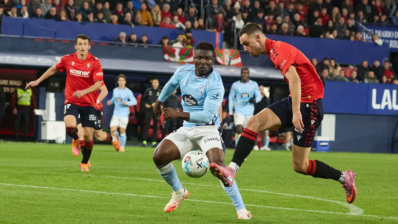 Ante Budimir (17. CA Osasuna), Joseph Aidoo (4. RC Celta) y Raúl García (9. CA Osasuna) durante el partido de La Liga EA Sports entre CA Osasuna y RC Celta disputado en el estadio de El Sadar en Pamplona. IÑIGO ALZUGARAY