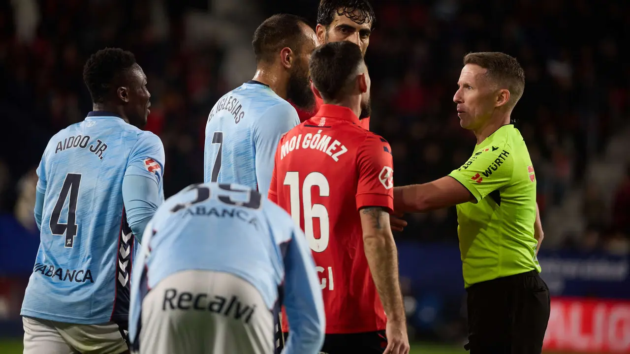 Alejandro Hernández (árbitro del partido) durante el partido de La Liga EA Sports entre CA Osasuna y RC Celta disputado en el estadio de El Sadar en Pamplona. IÑIGO ALZUGARAY