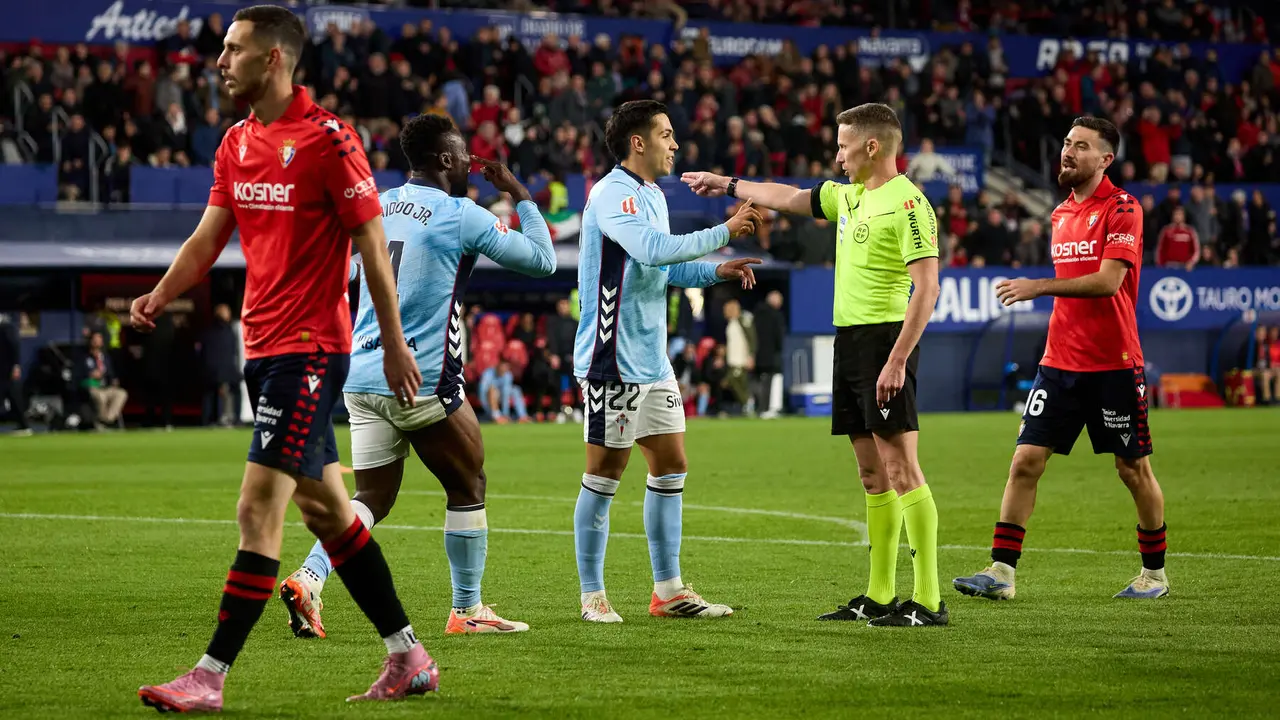 Alejandro Hernández (árbitro del partido) durante el partido de La Liga EA Sports entre CA Osasuna y RC Celta disputado en el estadio de El Sadar en Pamplona. IÑIGO ALZUGARAY