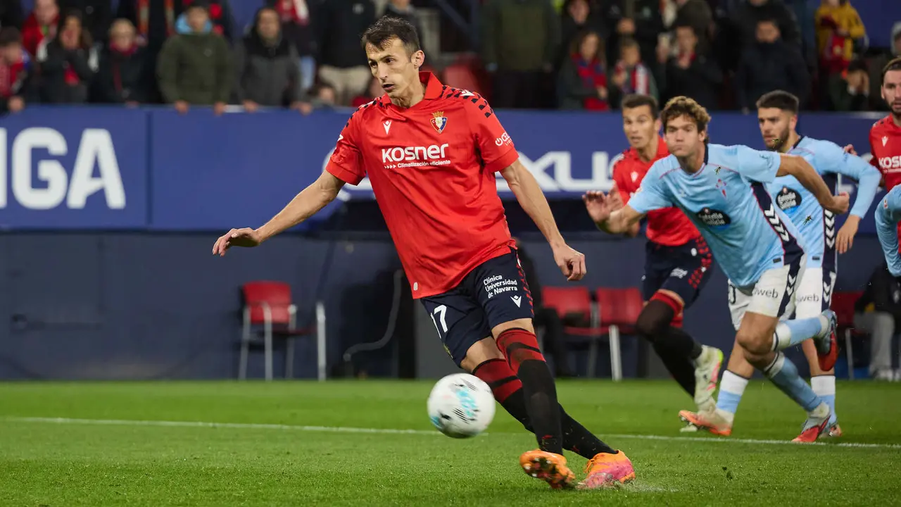 Ante Budimir (17. CA Osasuna) durante el partido de La Liga EA Sports entre CA Osasuna y RC Celta disputado en el estadio de El Sadar en Pamplona. IÑIGO ALZUGARAY