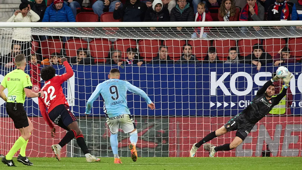 Ferran Jutglà (9. RC Celta) y Sergio Herrera (1. CA Osasuna) durante el partido de La Liga EA Sports entre CA Osasuna y RC Celta disputado en el estadio de El Sadar en Pamplona. IÑIGO ALZUGARAY