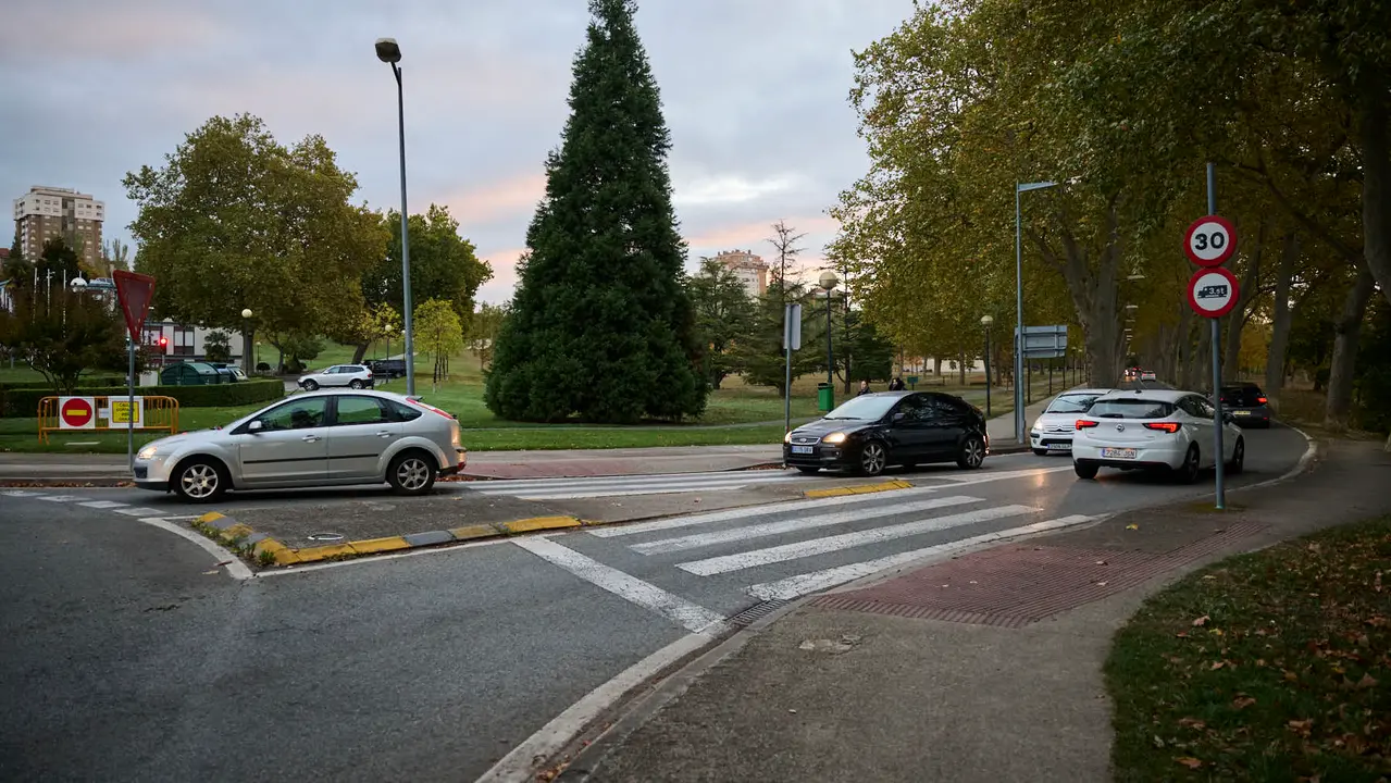Cierre completo de la carretera de la Universidad de Navarra para hacerla de un sentido con una vía ciclable. PABLO LASAOSA