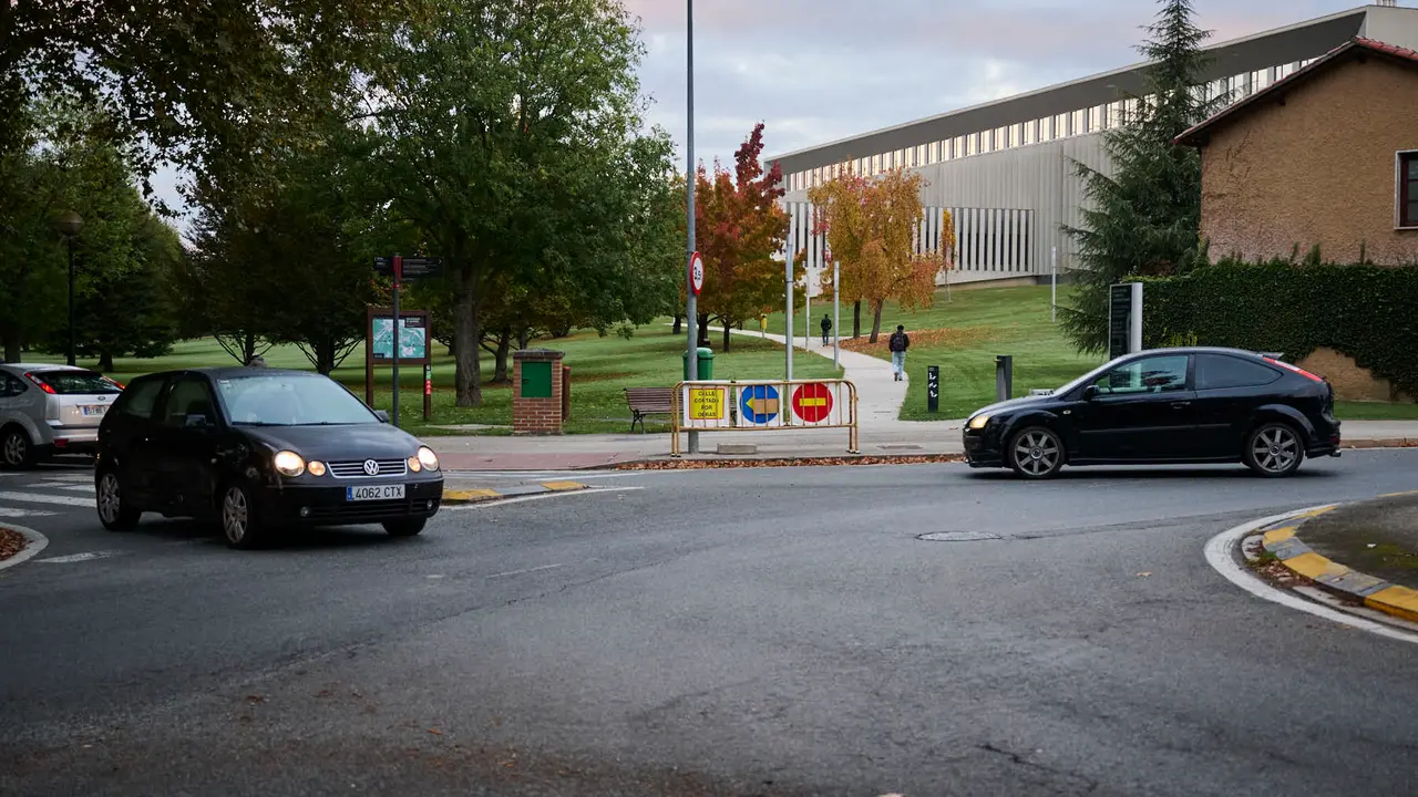 Cierre completo de la carretera de la Universidad de Navarra para hacerla de un sentido con una vía ciclable. PABLO LASAOSA