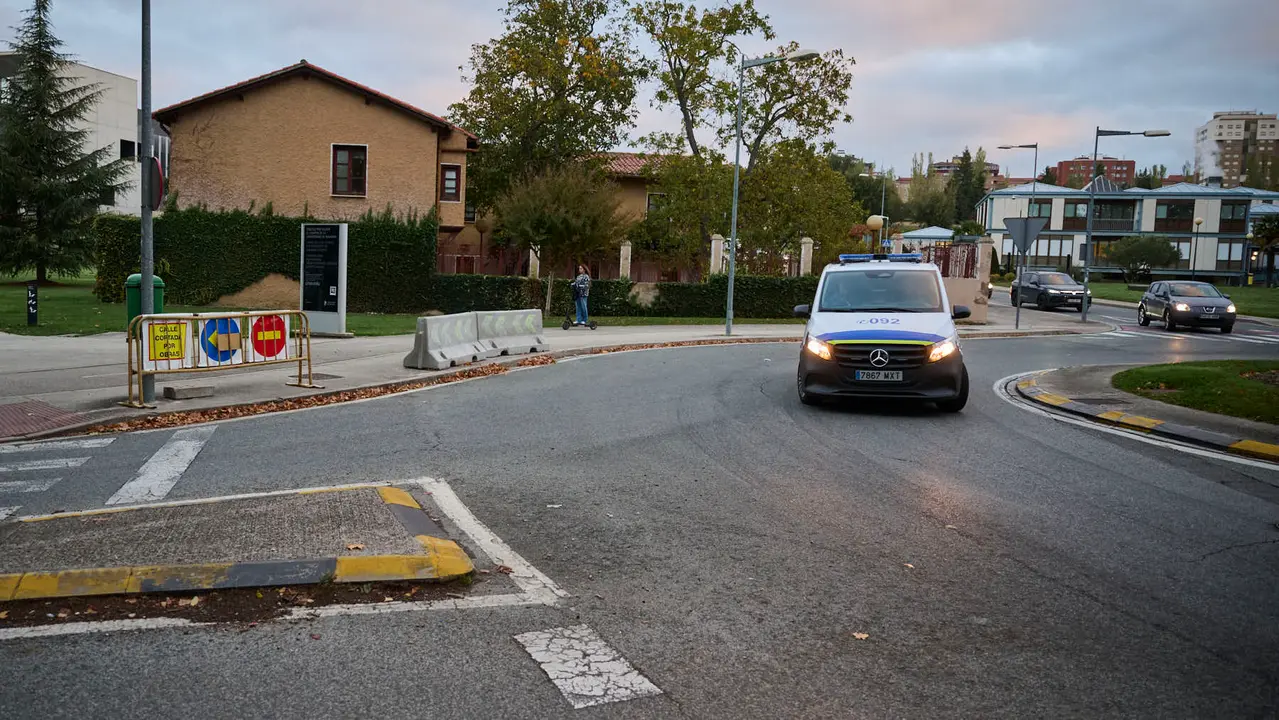 Cierre completo de la carretera de la Universidad de Navarra para hacerla de un sentido con una vía ciclable. PABLO LASAOSA