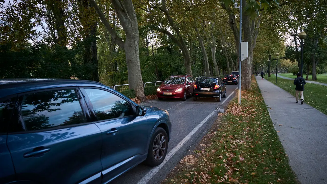 Cierre completo de la carretera de la Universidad de Navarra para hacerla de un sentido con una vía ciclable. PABLO LASAOSA