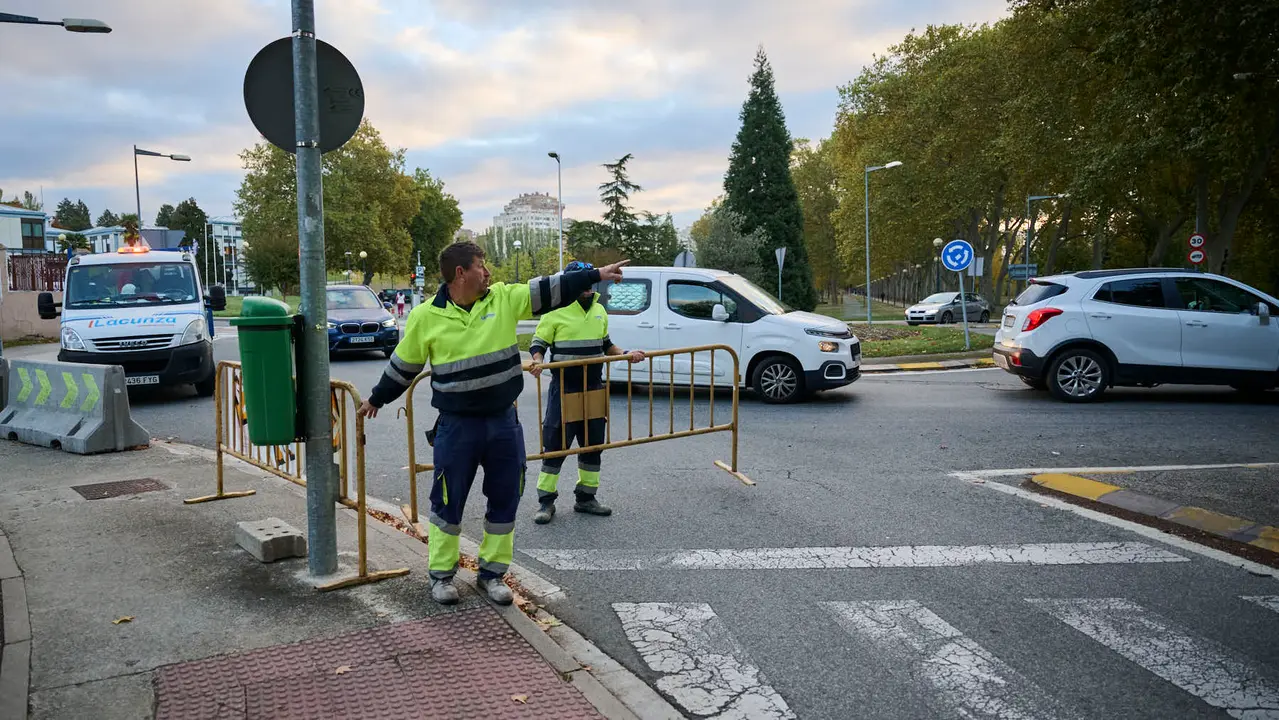 Cierre completo de la carretera de la Universidad de Navarra para hacerla de un sentido con una vía ciclable. PABLO LASAOSA