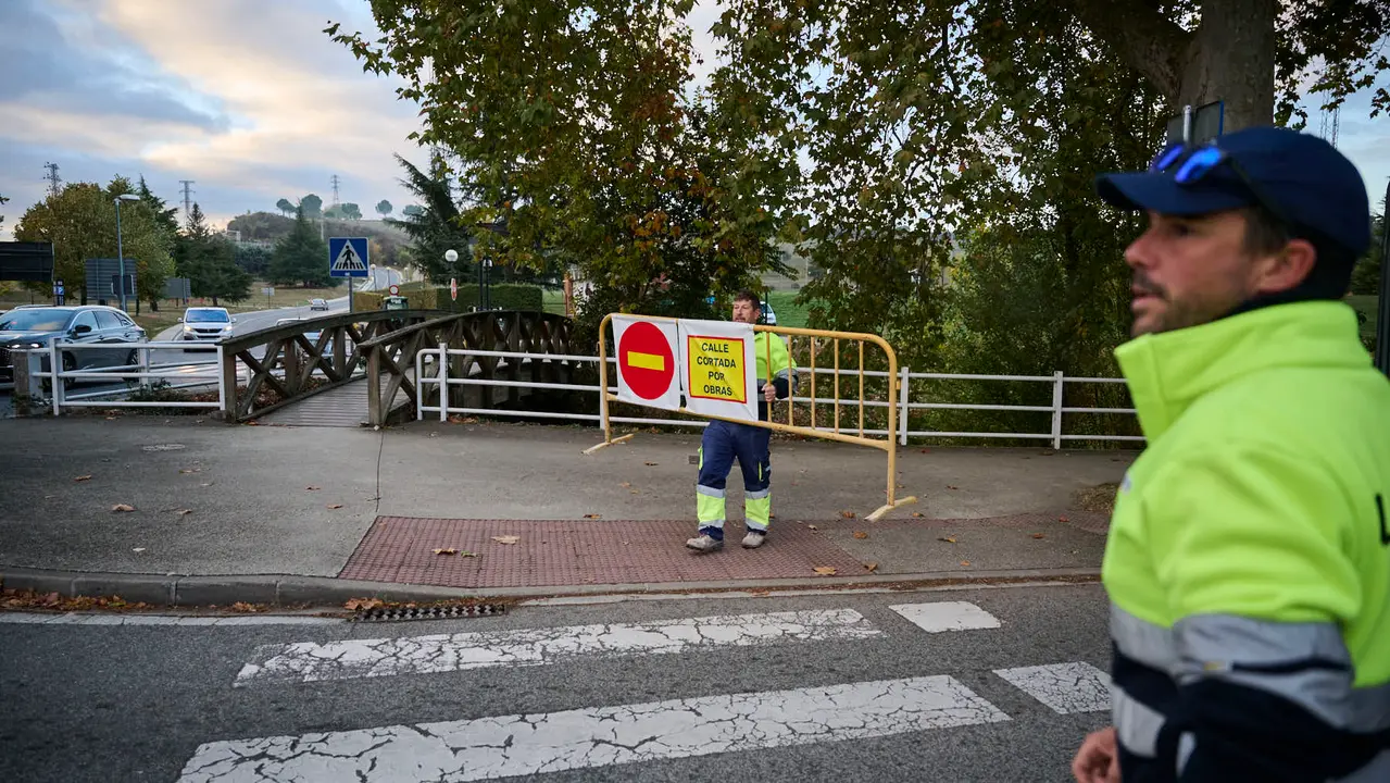 Cierre completo de la carretera de la Universidad de Navarra para hacerla de un sentido con una vía ciclable. PABLO LASAOSA