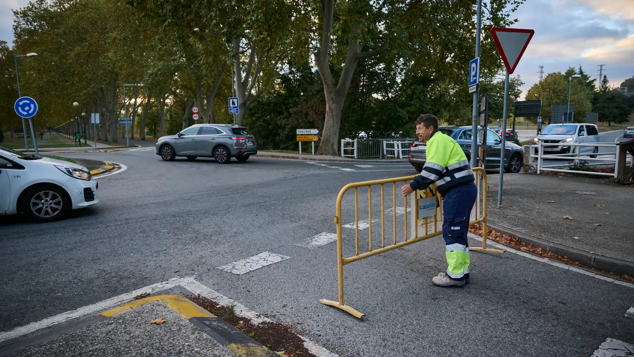 Cierre completo de la carretera de la Universidad de Navarra para hacerla de un sentido con una vía ciclable. PABLO LASAOSA