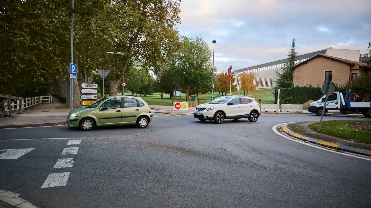 Cierre completo de la carretera de la Universidad de Navarra para hacerla de un sentido con una vía ciclable. PABLO LASAOSA