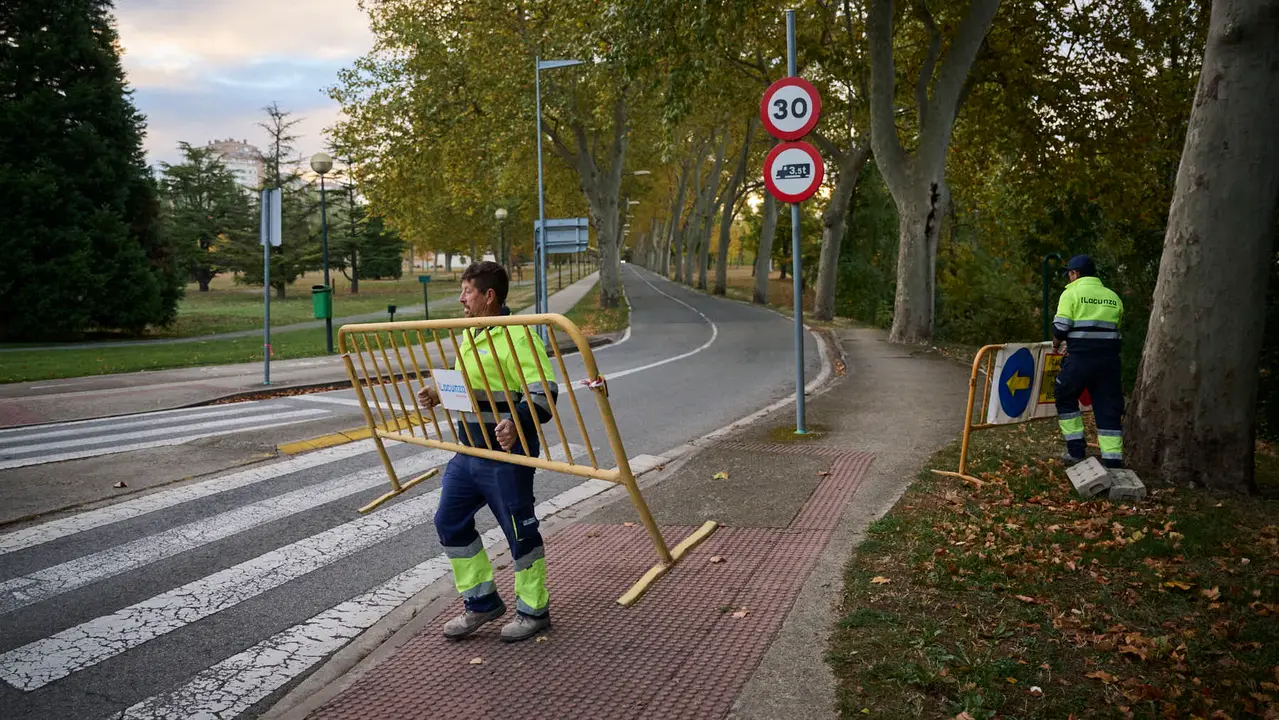 Cierre completo de la carretera de la Universidad de Navarra para hacerla de un sentido con una vía ciclable. PABLO LASAOSA