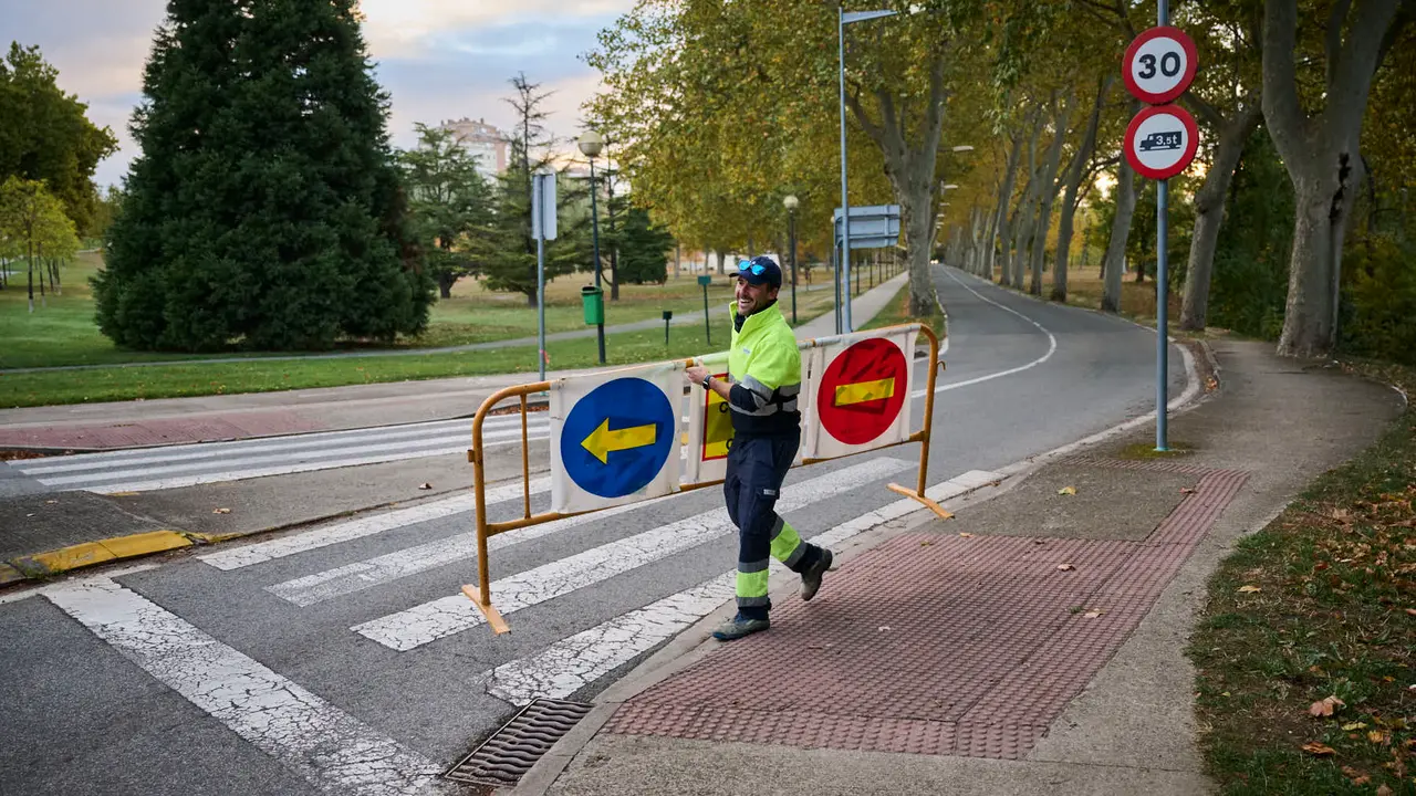 Cierre completo de la carretera de la Universidad de Navarra para hacerla de un sentido con una vía ciclable. PABLO LASAOSA