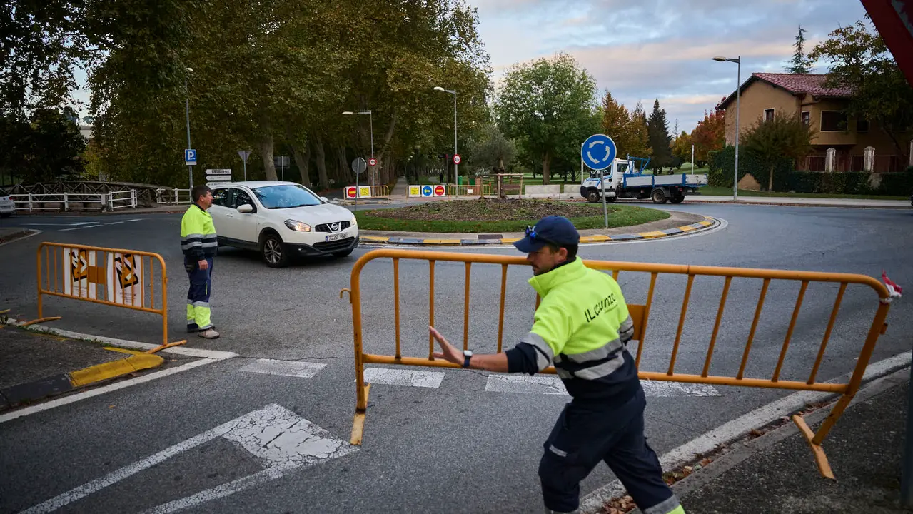 Cierre completo de la carretera de la Universidad de Navarra para hacerla de un sentido con una vía ciclable. PABLO LASAOSA