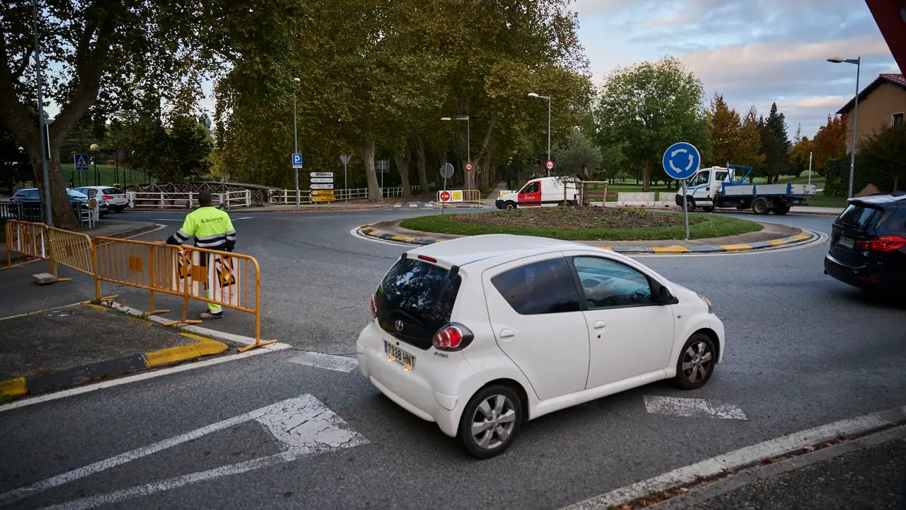 Cierre completo de la carretera de la Universidad de Navarra para hacerla de un sentido con una vía ciclable. PABLO LASAOSA