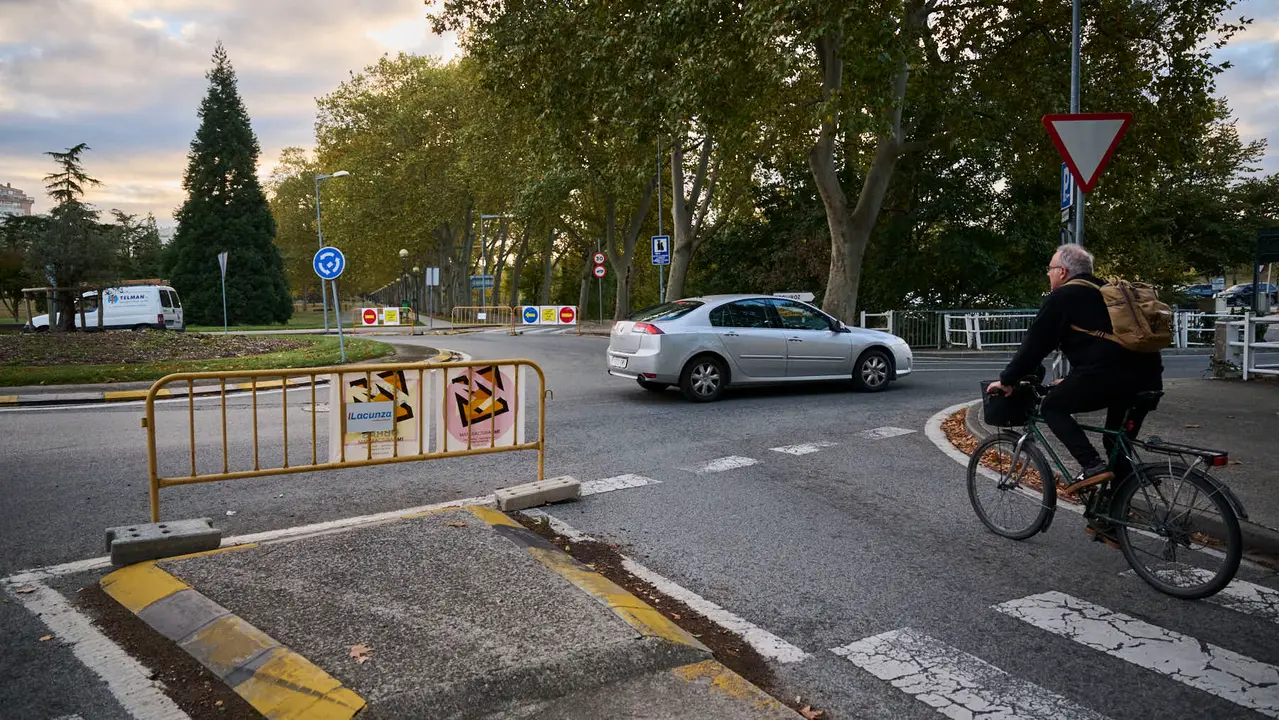 Cierre completo de la carretera de la Universidad de Navarra para hacerla de un sentido con una vía ciclable. PABLO LASAOSA