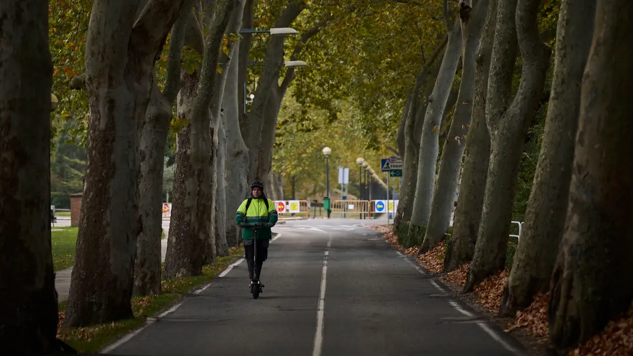 Cierre completo de la carretera de la Universidad de Navarra para hacerla de un sentido con una vía ciclable. PABLO LASAOSA
