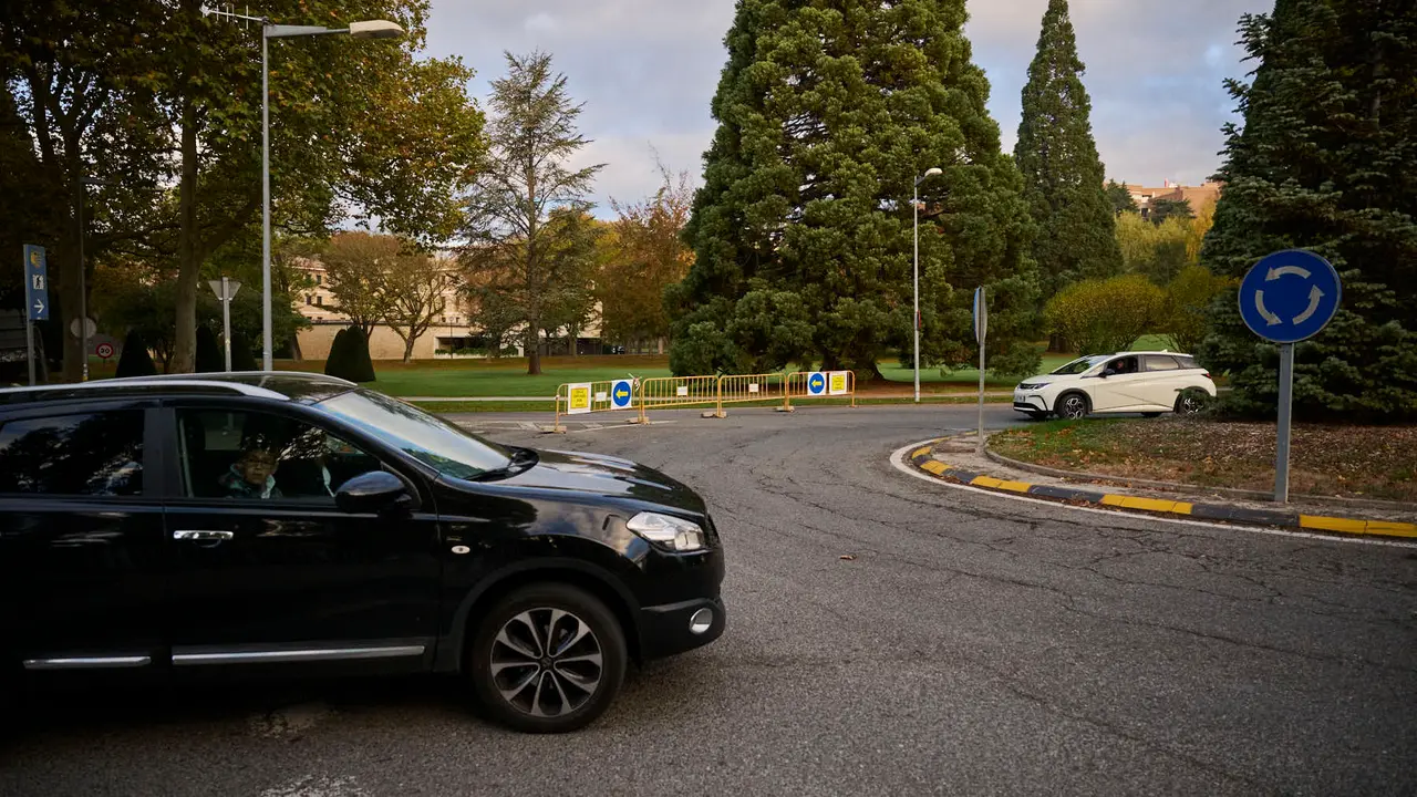 Cierre completo de la carretera de la Universidad de Navarra para hacerla de un sentido con una vía ciclable. PABLO LASAOSA
