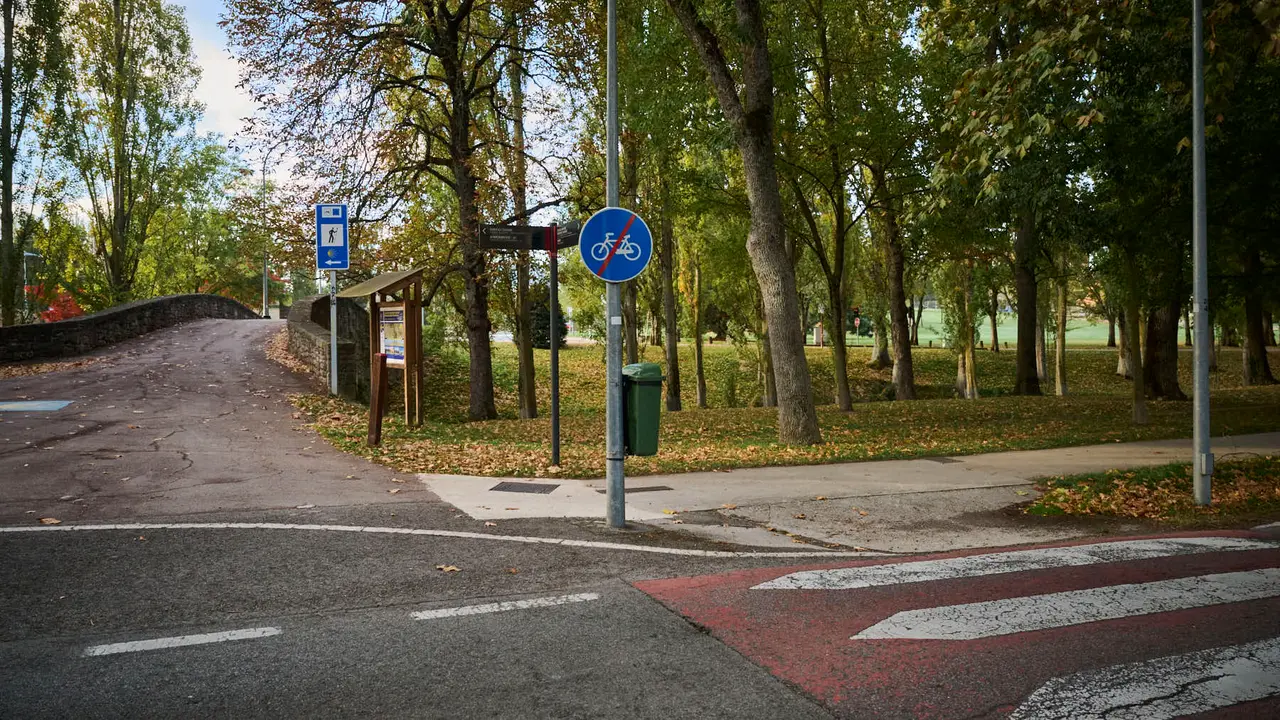 Cierre completo de la carretera de la Universidad de Navarra para hacerla de un sentido con una vía ciclable. PABLO LASAOSA