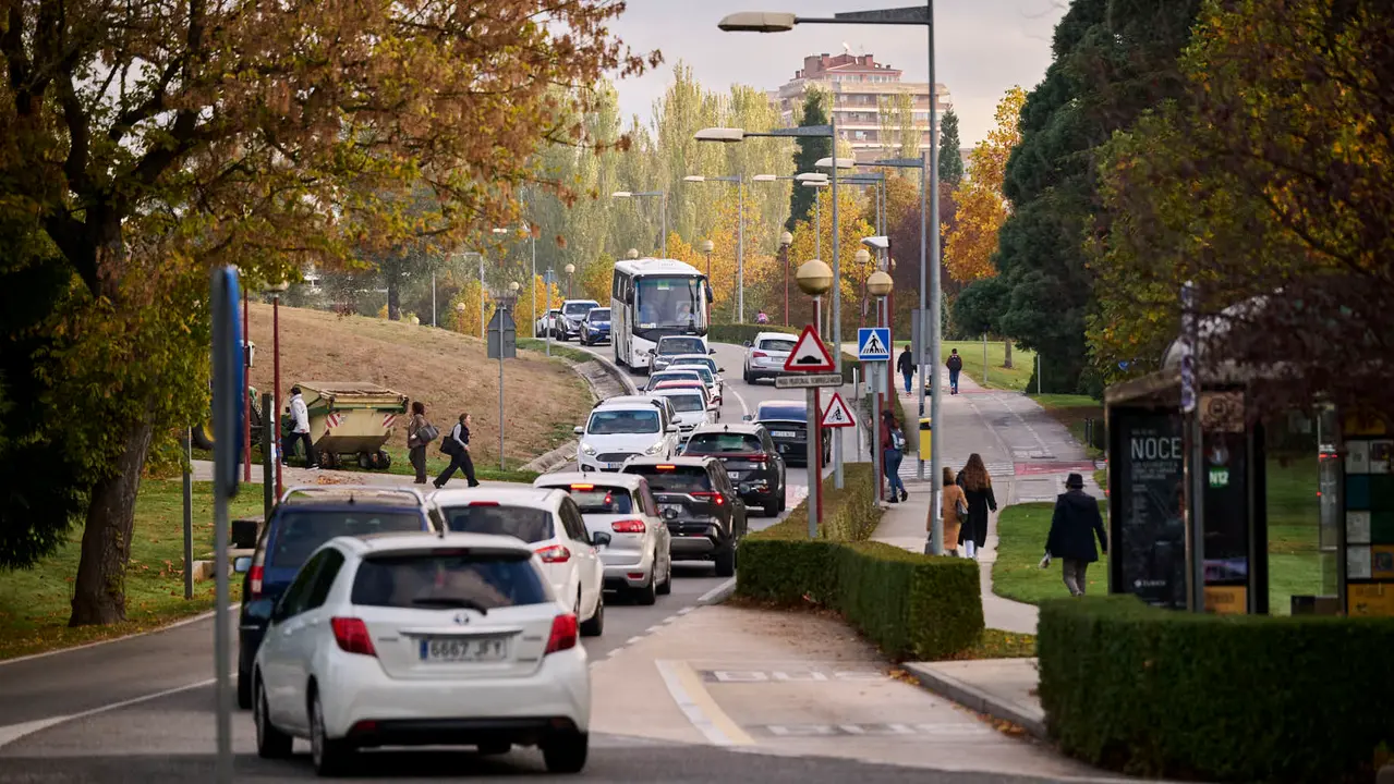 Cierre completo de la carretera de la Universidad de Navarra para hacerla de un sentido con una vía ciclable. PABLO LASAOSA