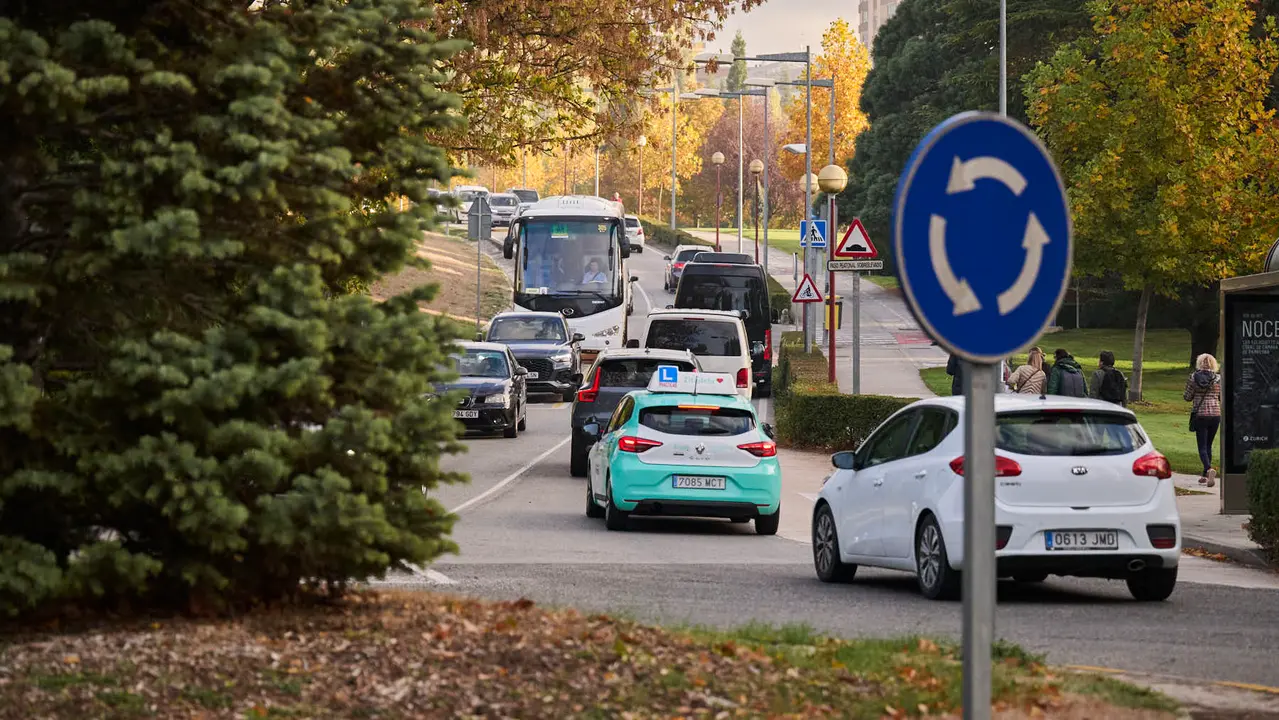Cierre completo de la carretera de la Universidad de Navarra para hacerla de un sentido con una vía ciclable. PABLO LASAOSA