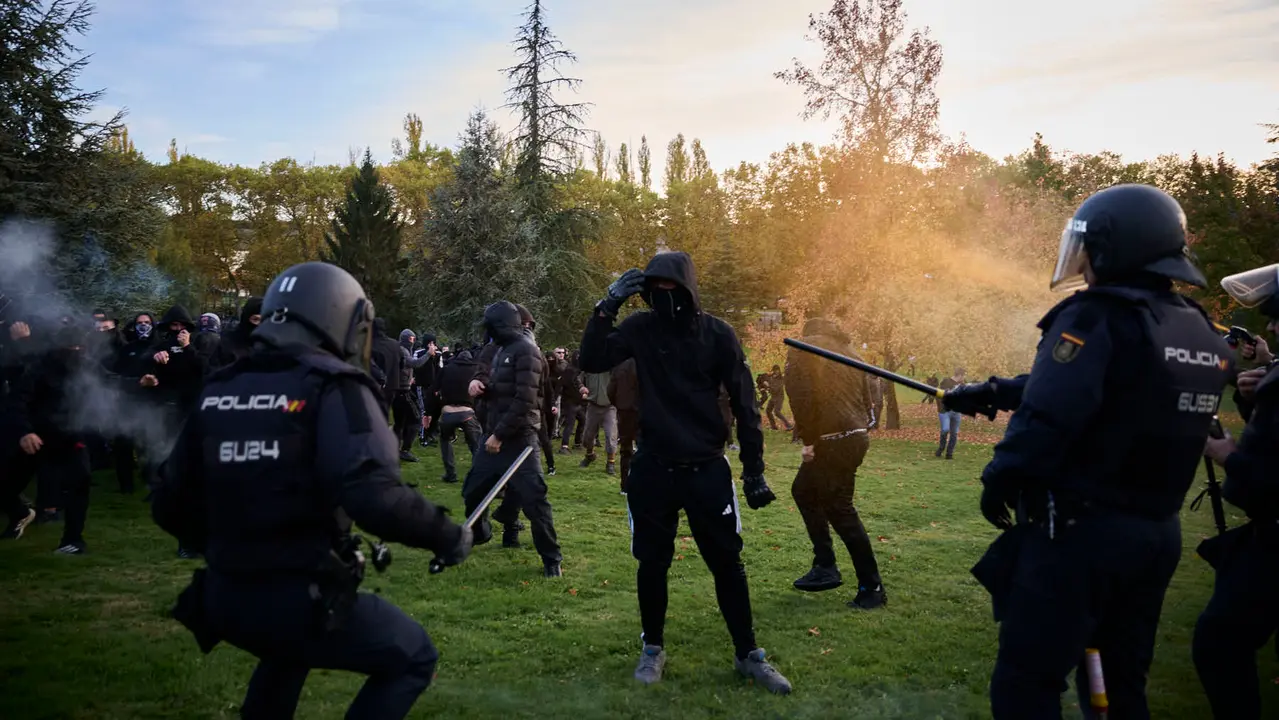 Disturbios en Pamplona frente al acto de Vito Quiles que finalmente ha sido cancelado. PABLO LASAOSA