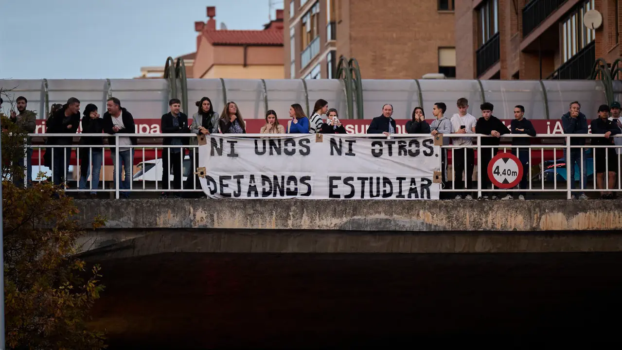 Disturbios en Pamplona frente al acto de Vito Quiles que finalmente ha sido cancelado. PABLO LASAOSA