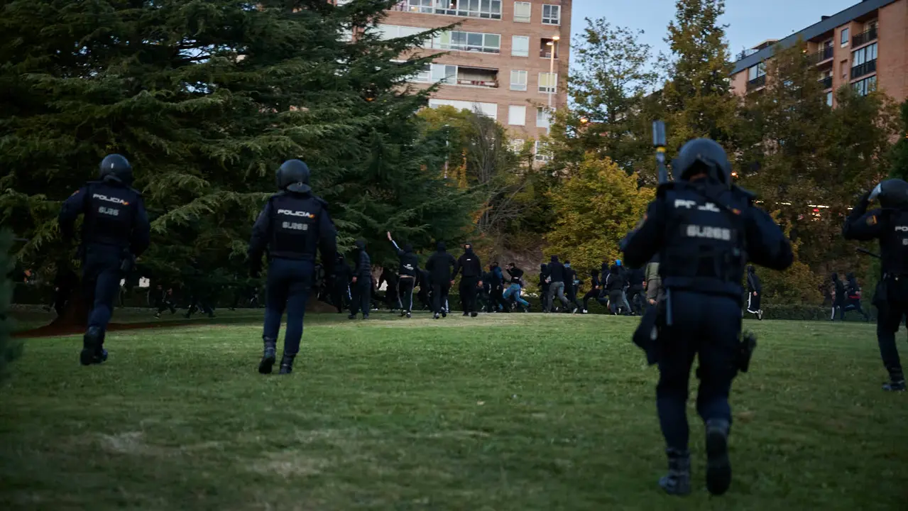 Disturbios en Pamplona frente al acto de Vito Quiles que finalmente ha sido cancelado. PABLO LASAOSA