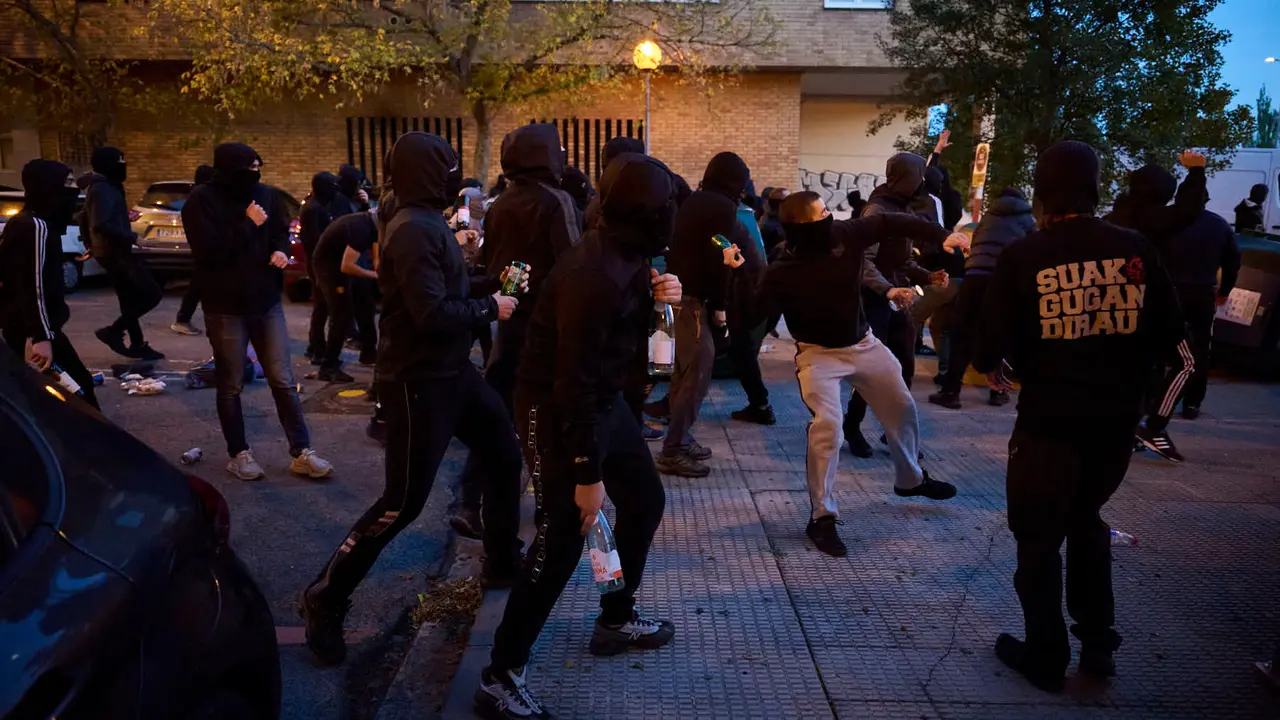Disturbios en Pamplona frente al acto de Vito Quiles que finalmente ha sido cancelado. PABLO LASAOSA