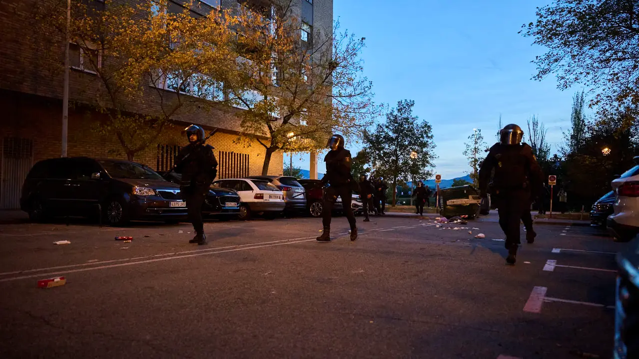 Disturbios en Pamplona frente al acto de Vito Quiles que finalmente ha sido cancelado. PABLO LASAOSA