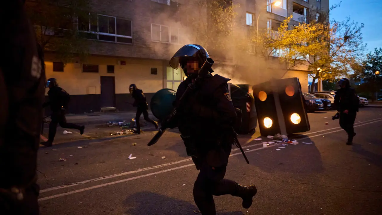 Disturbios en Pamplona frente al acto de Vito Quiles que finalmente ha sido cancelado. PABLO LASAOSA