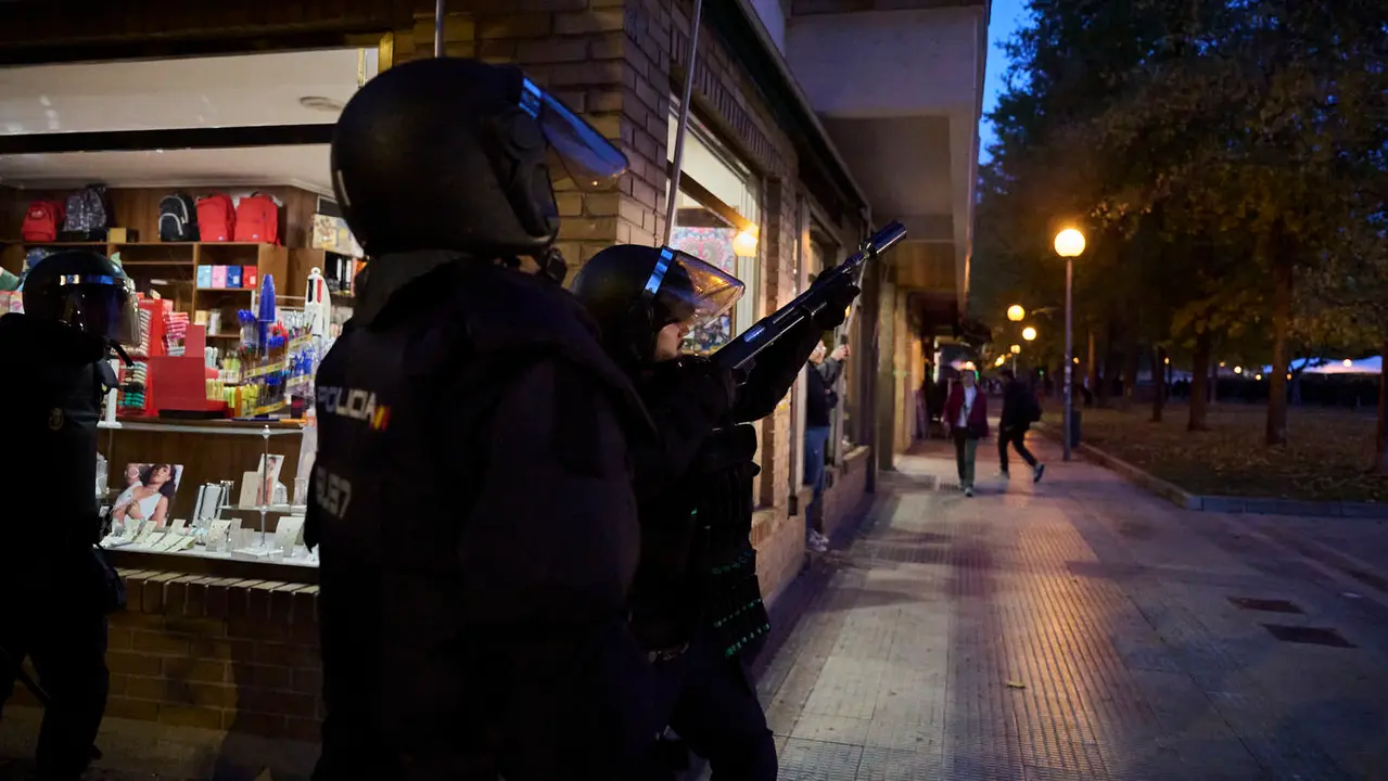 Disturbios en Pamplona frente al acto de Vito Quiles que finalmente ha sido cancelado. PABLO LASAOSA
