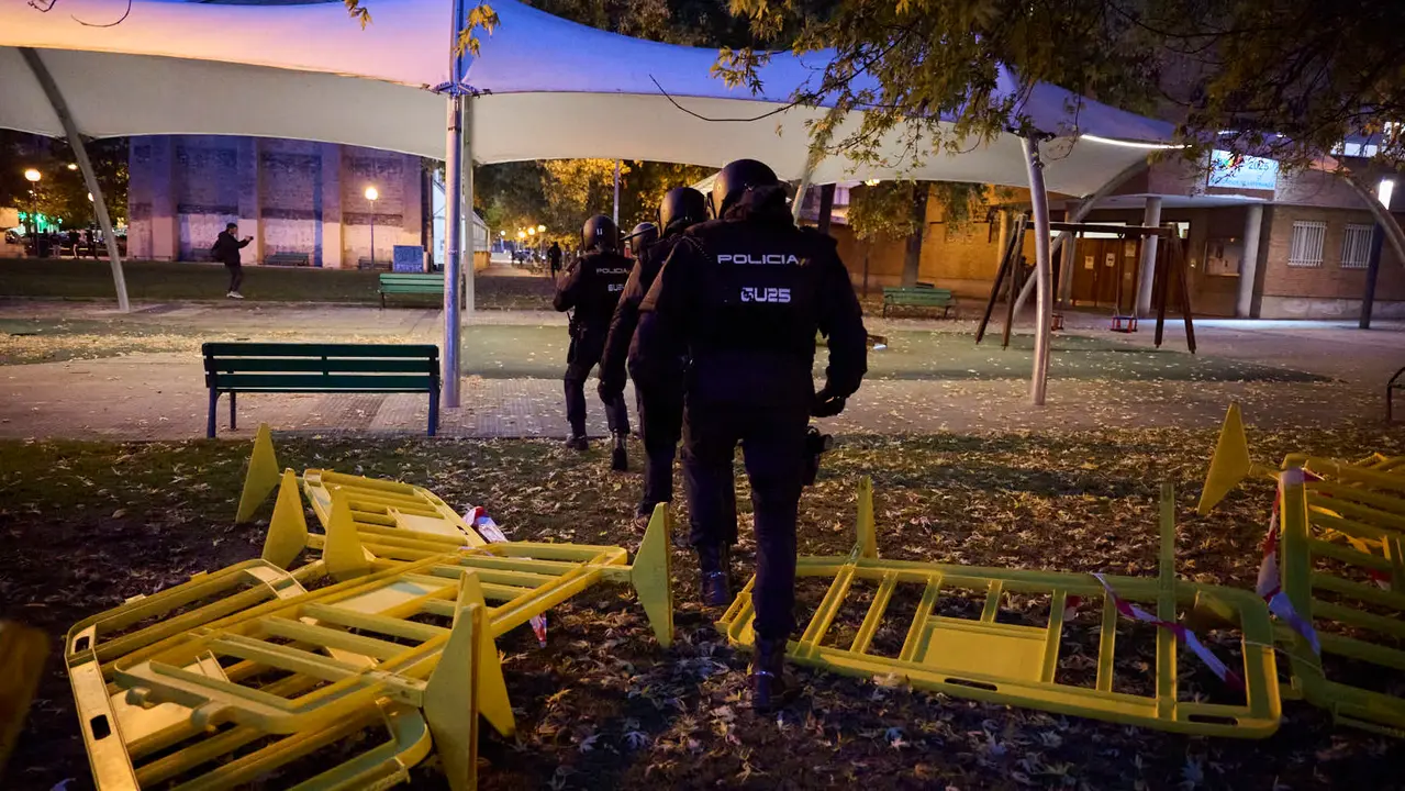 Disturbios en Pamplona frente al acto de Vito Quiles que finalmente ha sido cancelado. PABLO LASAOSA